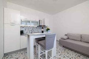 Kuchyňa alebo kuchynka v ubytovaní Apartment in Novi Vinodolski 15435
