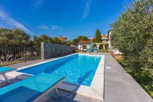 Bazén v ubytování Holiday home in Kornic - Insel Krk 39437 nebo v jeho okolí