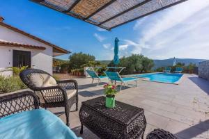 Bazén v ubytování Holiday home in Kornic - Insel Krk 39437 nebo v jeho okolí