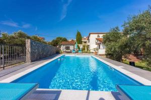 Bazén v ubytování Holiday home in Kornic - Insel Krk 39437 nebo v jeho okolí