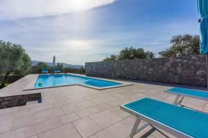 Bazén v ubytování Holiday home in Kornic - Insel Krk 39437 nebo v jeho okolí