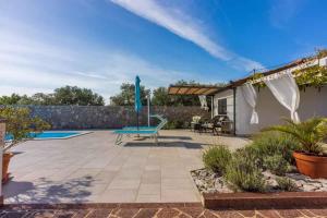 Bazén v ubytování Holiday home in Kornic - Insel Krk 39437 nebo v jeho okolí