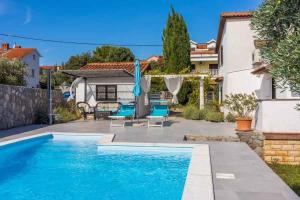 Bazén v ubytování Holiday home in Kornic - Insel Krk 39437 nebo v jeho okolí