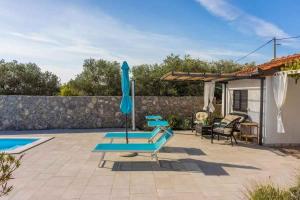 Bazén v ubytování Holiday home in Kornic - Insel Krk 39437 nebo v jeho okolí