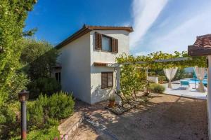Bazén v ubytování Holiday home in Kornic - Insel Krk 39437 nebo v jeho okolí
