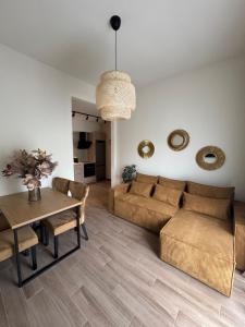 een woonkamer met een bank en een tafel bij Artemis Apartments in Diakopto