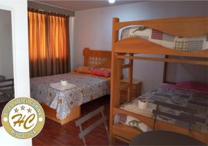 een slaapkamer met 2 stapelbedden en een bed bij Pisco Hospedaje Corina in Pisco +8 foto's