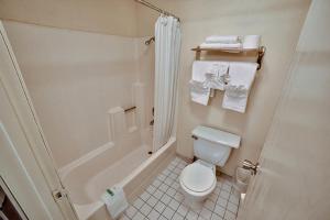 فندق غالاكسي في لاس فيغاس: حمام ابيض مع مرحاض ودش