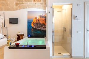 Koupelna v ubytování Le Perle di Bà - Suites with Jacuzzi in Polignano + 37 fotografií