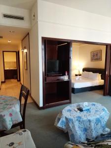 Rúm í herbergi á Global suites at Berjaya time square KL