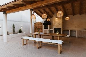 Imagen de la galería de La Toscana Casa Rural piscina ,parking ,barbacoa, en Jadraque