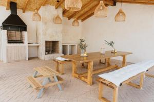 Imagen de la galería de La Toscana Casa Rural piscina ,parking ,barbacoa, en Jadraque