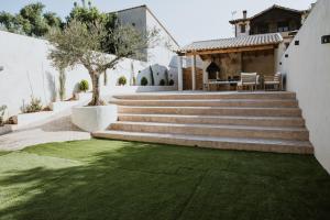 Un conjunto de escaleras que conducen a una casa con césped. en La Toscana Casa Rural piscina ,parking ,barbacoa, en Jadraque