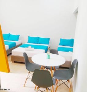 a room with a bed and a table and chairs at alojamiento centro histórico - 3-2 in Cartagena de Indias