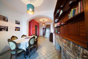 ein Esszimmer mit Tisch und Stühlen in der Unterkunft Casa di Mare Barabba in Santa Teresa di Riva