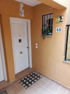 Una habitación con un montón de botellas de vino al lado de una puerta. en Espectacular Casa Con Vistas, en Cala de Finestrat