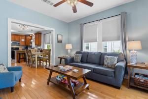 un soggiorno con un divano blu e un tavolo di Gulfport Game Room House Walk to Beach Family Fun a Gulfport