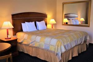 Letto o letti in una camera di Starlight Inn & Suites Motel 29 Palms Joshua Tree National Park