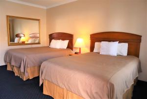 Letto o letti in una camera di Starlight Inn & Suites Motel 29 Palms Joshua Tree National Park