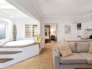 Posezení v ubytování The Reef House Adults Retreat - Enjoy 28 Complimentary Inclusions