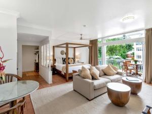 Posezení v ubytování The Reef House Adults Retreat - Enjoy 28 Complimentary Inclusions