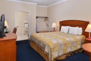 Letto o letti in una camera di Starlight Inn & Suites Motel 29 Palms Joshua Tree National Park