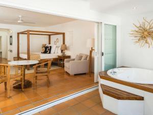 Posezení v ubytování The Reef House Adults Retreat - Enjoy 28 Complimentary Inclusions