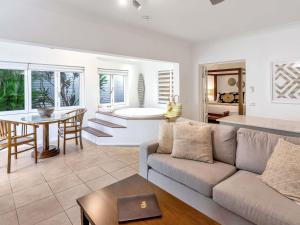 Posezení v ubytování The Reef House Adults Retreat - Enjoy 28 Complimentary Inclusions