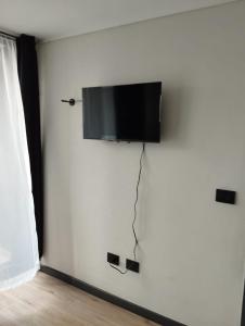 Uma televisão e/ou sistema de entretenimento em Open Suite 3