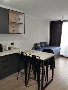 um quarto com uma mesa, cadeiras e uma cama em Open Suite 3 em Temuco