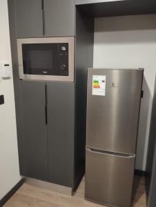 uma cozinha com um micro-ondas e um frigorífico em Open Suite 3 em Temuco