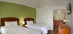 Letto o letti in una camera di Starlight Inn & Suites Motel 29 Palms Joshua Tree National Park