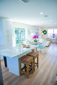eine Küche und ein Wohnzimmer mit Tisch und Stühlen in der Unterkunft Family Tides in Destin