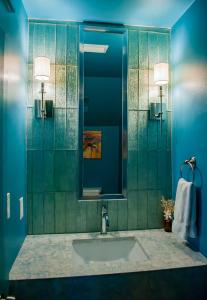 ein Badezimmer mit Waschbecken und Spiegel in der Unterkunft Family Tides in Destin + 26 Fotos