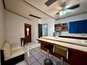 a kitchen with a counter and a table and chairs at Amplio loft 6 pax cerca de Paseo de Montejo in Mérida