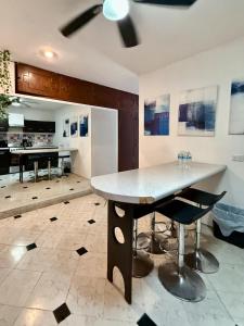 a kitchen with a table and a dining room at Amplio loft 6 pax cerca de Paseo de Montejo in Mérida