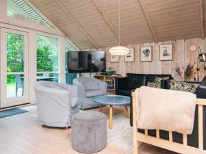 Et tv og/eller underholdning på 6 person holiday home in Hemmet-By Traum