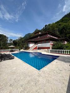 Piscina de la sau aproape de Hacienda San Rafael en Jericó, Antioquia