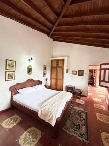 Un pat sau paturi într-o cameră la Hacienda San Rafael en Jericó, Antioquia
