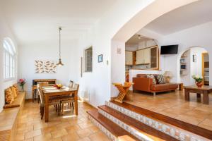 a living room with a couch and a table at Casa das Conchas in Carvoeiro