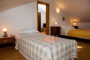 Una habitación de hotel con dos camas y un espejo. en Holiday Home Koprivno, en Koprivno 37 fotos más