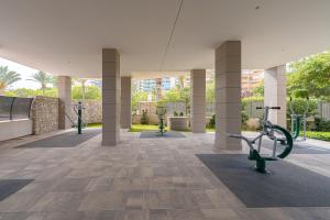 een sportschool met een fiets in het midden van een gebouw bij 1 Bed Apartment Abedules Residence in El Campello