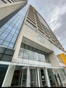 a tall building with a clock on the side of it at Apartamento Localizado em Guarulhos com excelente estrutura in Guarulhos