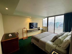 una camera d'albergo con un letto e una grande finestra di Duplex Penthouse El Golf 263 a Santiago
