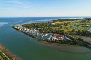 グラードにあるMobilehome in Grado 53448の水中のマリーナの空中眺望