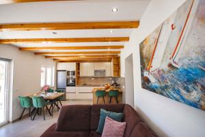 een woonkamer met een bank en een tafel bij Holiday home in Gruda 43517 in Gruda