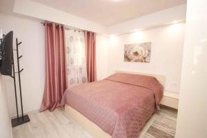 een kleine slaapkamer met een bed en een raam bij Holiday home in Gruda 43517 in Gruda