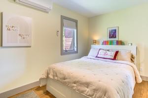 een slaapkamer met een bed en een raam bij Walk to Bethel Woods Family Home with Deck and Views! in Swan Lake +23 foto's