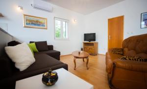 una sala de estar con un sofá y una mesa en Holiday Home Koprivno, en Koprivno