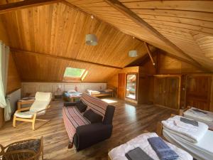 モリーヌ・アン・クイラにあるCASA-Gondolier Loft chambre pour 7 personnesの屋根裏部屋(ソファ、椅子付)